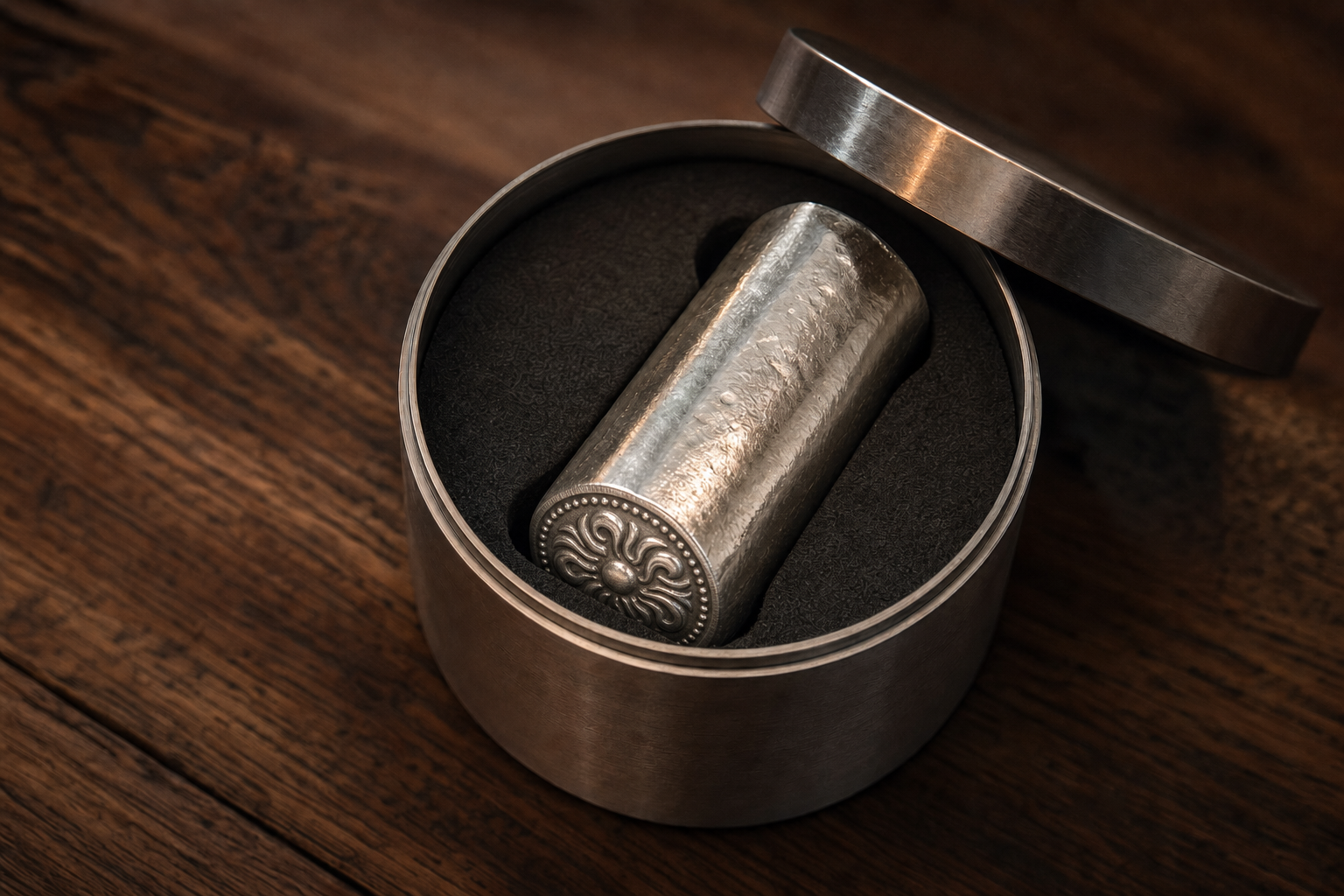 Zylindrische Silber-Münzstange mit geprägter Stirnfläche liegt in einer geöffneten Metalldose mit Schaumstoffeinlage auf dunklem Holz