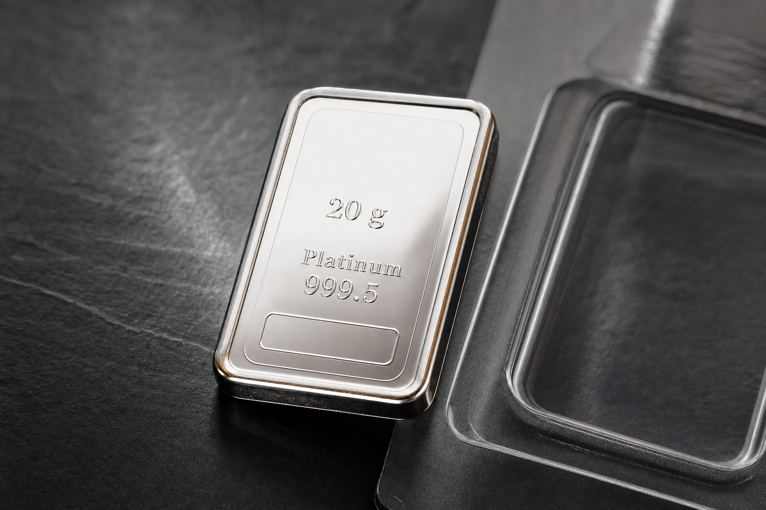 Geprägter 20 g Platinbarren mit Feinheit 999,5 auf dunkler Schieferfläche
