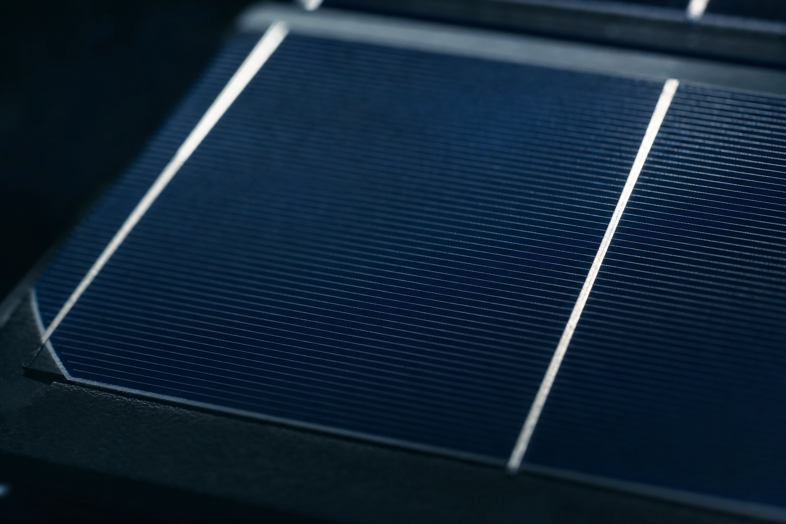 Makroaufnahme einer Photovoltaik-Solarzelle mit feinen silbernen Leiterbahnen