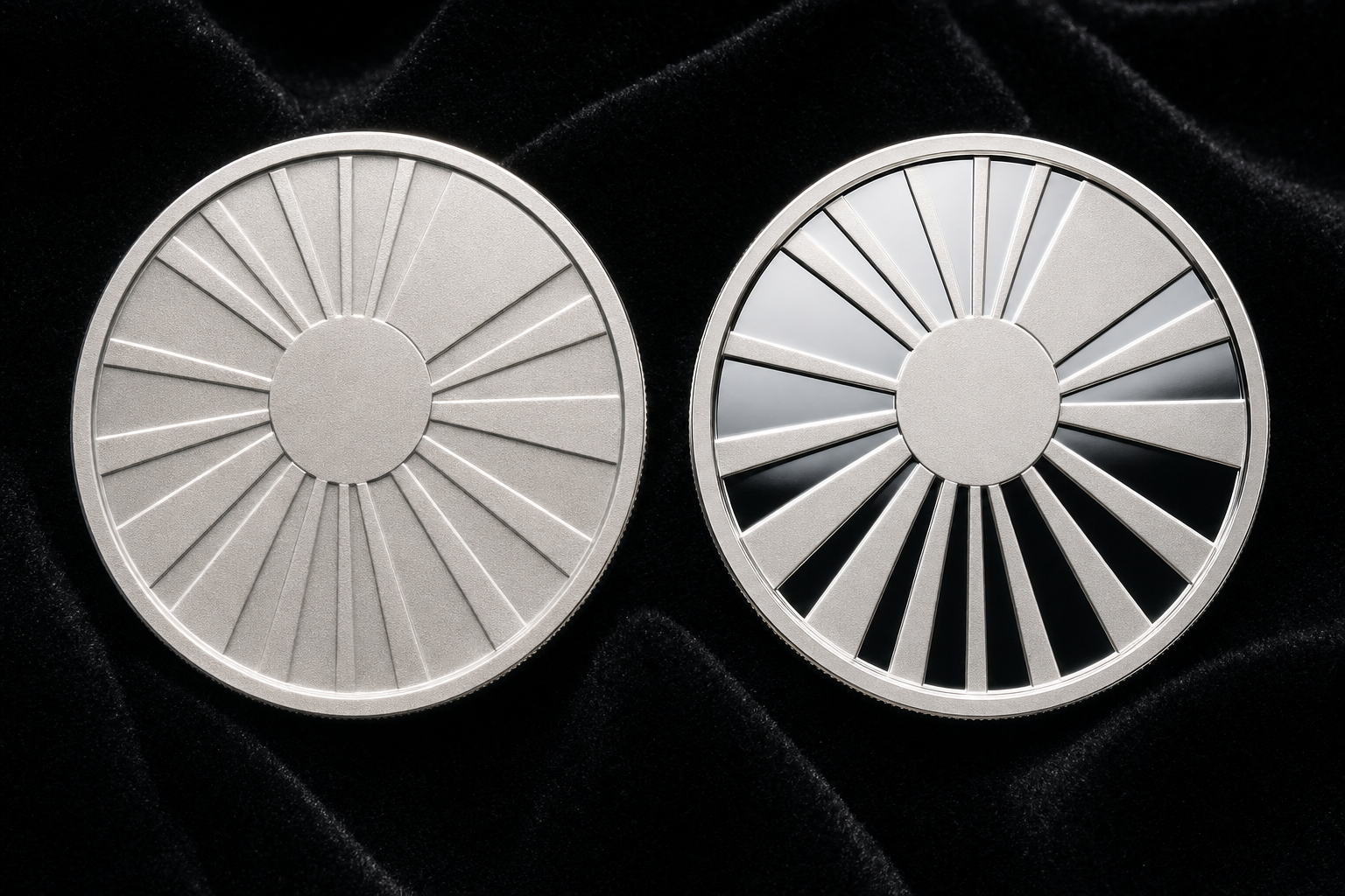 Zwei Silbermünzen im Vergleich: mattes Bullion-Finish neben spiegelnder Polierter Platte