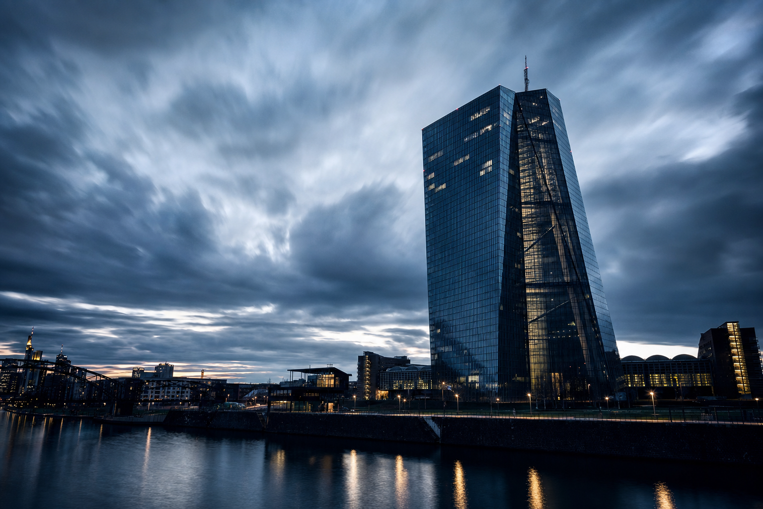 Modernes Zentralbank-Hochhaus aus Glas in der blauen Dämmerung